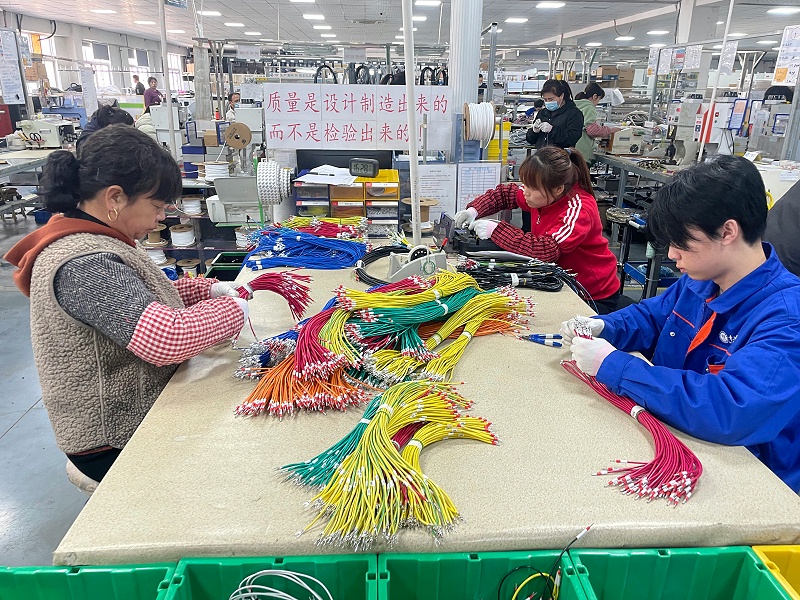 人工剝皮，壓接端子